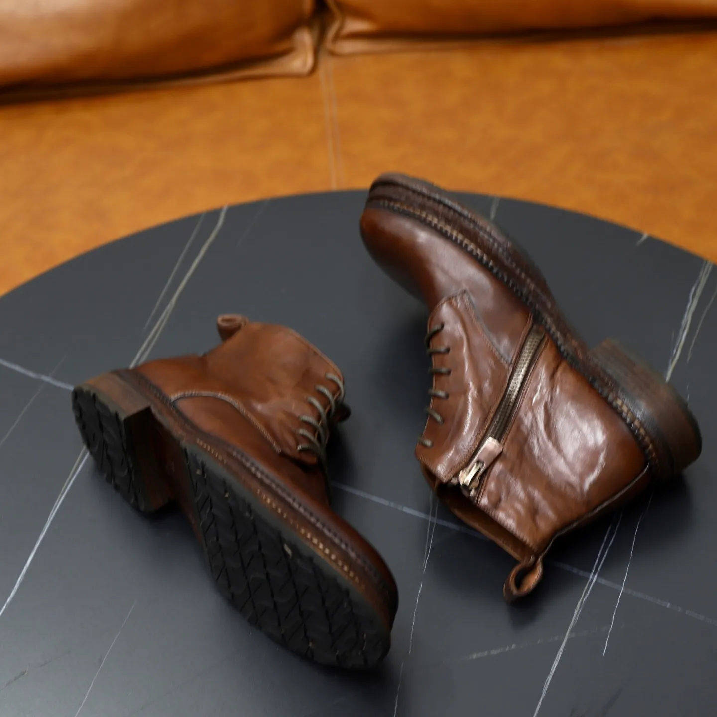Ex-factory price: 1320💰DG men’s new horse leather work boots! Dongguan's top quality work boots are made of washed horsehide. The body is scratched and distressed. It is a work of hand-rubbing craftsmanship. The collar is wrapped in soft cow leather. It is simple and beautiful, fashionable and casual. It is equipped with a full cowhide lining and embossed logo feet. It is matched with a combination of genuine leather and zigzag rubber outsole. Look at the details of the leather material. If you pursue high quality, check it out! Extremely comfortable! Comes with original box and dust bag! Size: 38-39-40-41-42-43-44 standard leather shoe size